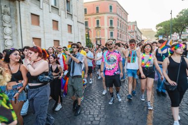 Napoli, İtalya - 1 Temmuz 2023: Her yıl Gay Pride 'a katılanlar binlerce eşcinseli bir araya getiriyor ve cinsel özgürlük ve homofobiye karşı hak iddia etmiyorlar.
