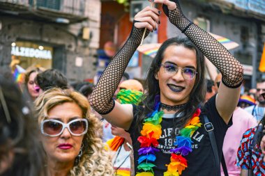 Napoli, İtalya - 1 Temmuz 2023: Her yıl Gay Pride 'a katılanlar binlerce eşcinseli bir araya getiriyor ve cinsel özgürlük ve homofobiye karşı hak iddia etmiyorlar.