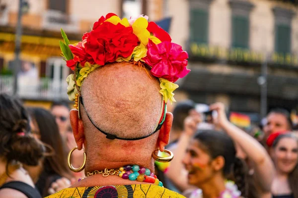 ナポリ イタリア 2023年7月1日 ゲイの誇りの一部の参加者は 毎年何千人ものゲイの人々を集めており 性的自由と同性愛嫌悪に対する権利を主張しないようにしています — ストック写真