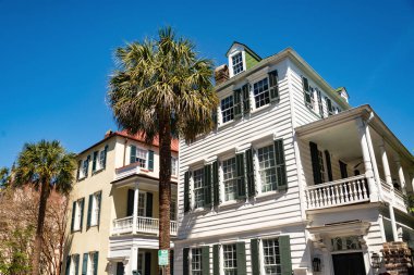 Charleston SC 'de. Charleston, Güney Carolina, ABD 'deki tarihi şehir merkezi renkli binalar