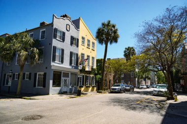 CHARLESTON SC - 28 Mart 2019: Charleston, Güney Carolina, ABD 'deki tarihi şehir merkezi renkli binalar