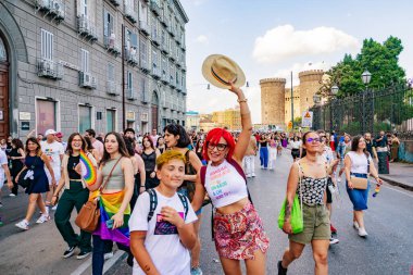 Napoli, İtalya - 1 Temmuz 2023: Her yıl Gay Pride 'a katılanlar binlerce eşcinseli bir araya getiriyor ve cinsel özgürlük ve homofobiye karşı hak iddia etmiyorlar.