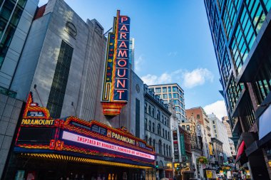 Boston, Massachusetts - 19 Ekim 2021: The Paramount Theater, Boston, Massachusetts 'teki Washington Caddesi boyunca. Paramount, Boston 'da bir sahne sanatları tesisi..