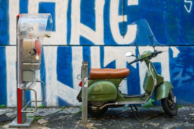 Napoli, İtalya. 17 Aralık 2022, Napoli, İtalya 'nın yan sokağına park edilmiş eski beyaz Vespa scooter.