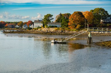 Ellis Kampı, Saco, Maine USA 'daki kıyı şeridi manzarası. Tekneli iskele