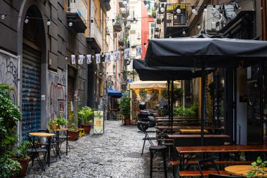 Napoli, İtalya - 17 Aralık 2022: Napoli, Campania, İtalya 'nın eski tarihi merkezinde işlek ve turistik bir cadde.