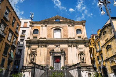 İtalya, Napoli 'deki Diocesan Müzesi' nin Largo Donnaregina 'daki Maria' ya adanmış 17. yüzyıl anıtsal kilisesi.