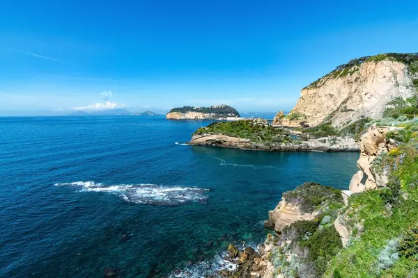 Vista Sulla Baia Trentaremi Posillipo Provincia Napoli Una Piccola Spiaggia — Foto Stock