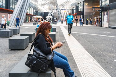 Napoli, İtalya - 21 Eylül 2023: Napoli Merkez Tren İstasyonu, Napoli Merkez İstasyonu, Piazza Garibaldi, Napoli, İtalya 'da yürüyen merdivende insanlar