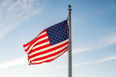 Arka planda su ile Amerikan bayrağı