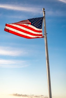 Arka planda su ile Amerikan bayrağı