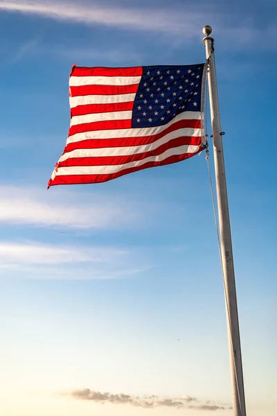 アメリカの国旗を背景に水 — ストック写真