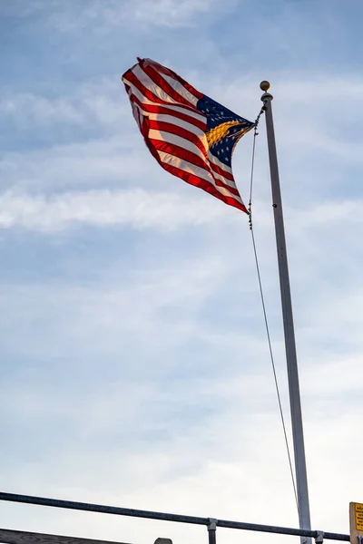 アメリカの国旗を背景に水 — ストック写真