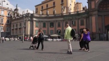 Napoli, İtalya - 6 Ekim 2023: Napoli İtalya 'da güneşli bir günde Vittorio Emanuele okuluyla birlikte Piazza Dante' de insanlar ve turistler yürüyor