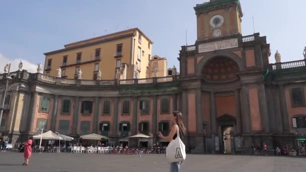 意大利那不勒斯 2023年10月6日 意大利那不勒斯的一个阳光明媚的日子 人们和游客与学校维托里奥 埃马努埃莱在但丁广场散步 图库视频片段