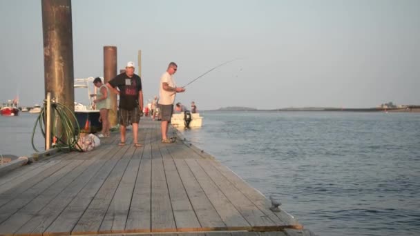 Homem Com Uma Vara Pesca Convés Perto Oceano Maine Vídeo De Bancos De Imagens