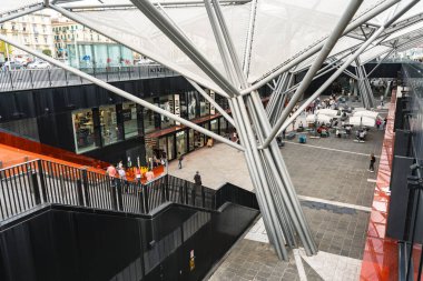 Napoli, İtalya - 21 Eylül 2023: Napoli Merkez Tren İstasyonu, Napoli Merkez İstasyonu, Piazza Garibaldi, Napoli, İtalya 'da yürüyen merdivende insanlar