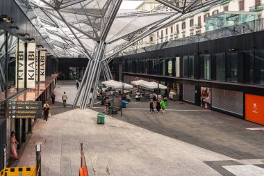 Napoli, İtalya - 21 Eylül 2023: Napoli Merkez Tren İstasyonu, Napoli Merkez İstasyonu, Piazza Garibaldi, Napoli, İtalya 'da yürüyen merdivende insanlar