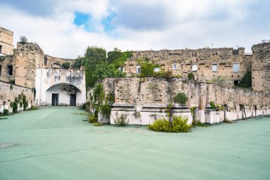 18. yüzyıl Real Albergo dei Poveri 'nin içi ve cephesi Real Orto Botanico, Napoli, İtalya