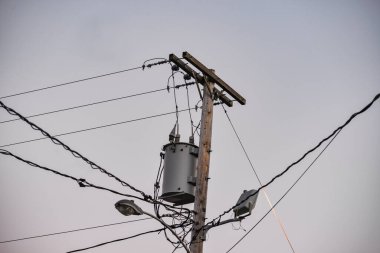 Birleşik Devletler 'in Maine şehrinde gri gökyüzüne karşı elektrik direği