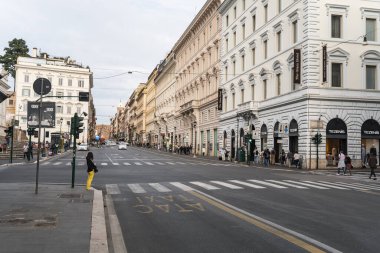 Roma, İtalya - 10 Ekim 2023: Roma, İtalya 'da Nazionale yoluyla. Via Nazionale, Roma 'da Piazza della' dan Venezia Meydanı 'na uzanan bir cadde..