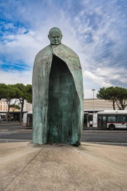 Roma, İtalya - 10 Ekim 2023: Merhum Papa 2. John Paul, Karol Woytila, Roma Termini İstasyonu yakınlarındaki bronz heykel.