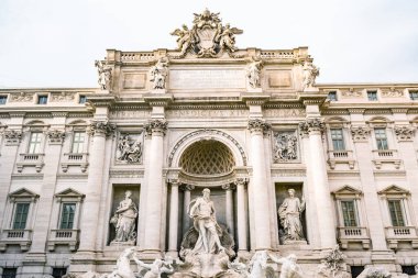 Roma Trevi Çeşmesi 'nin (Fontana di Trevi) Roma' daki manzarası. Trevi, Roma 'nın en ünlü çeşmesidir. Roma 'nın mimarisi ve simgesi. İtalya