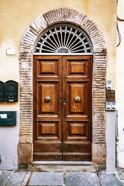 İtalyan Kapısı. Toskana 'da küçük bir kasaba olan Lucca' nın eski İtalyan caddesi. İtalya