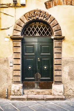 İtalyan Kapısı. Toskana 'da küçük bir kasaba olan Lucca' nın eski İtalyan caddesi. İtalya