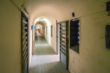 İtalya 'nın Napoli bölgesindeki Materdei bölgesinde yer alan Saint Efremus Nuovo' nun içinde ve dışında. 1572 'de inşa edilmiş, önce manastır, sonra da akıl hastanesi..