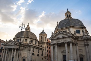 Piazza del Popolo 'daki Santa Maria Montesanto ve Santa Maria Miracoli' nin ikiz kiliselerinin manzarası, Roma, İtalya 'daki ikonik kare ve büyük dönüm noktası