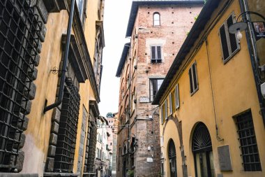 Eski Lucca kasabasının eski caddesinde ortaçağ mimarisi vardı. Toskana 'da. İtalya