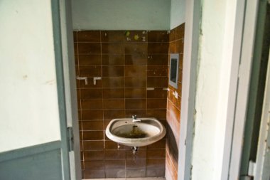 İtalya 'nın Napoli bölgesindeki Materdei bölgesinde yer alan Saint Efremus Nuovo' nun içinde ve dışında. 1572 'de inşa edilmiş, önce manastır, sonra da akıl hastanesi..