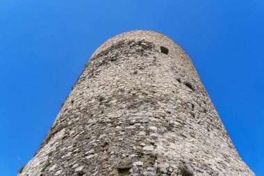 Avellino ili, Celp. Çağrı şatosunun ortaçağ kulesinin manzarası. Irpinia, Campania, İtalya.