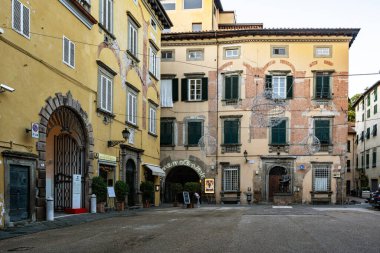 Lucca, İtalya - 17 Kasım 2023: Lucca, İtalya 'da eski rahat bir cadde. Lucca, Toskana 'da bir şehirdir. Lucca ili 'nin başkentidir. İtalya