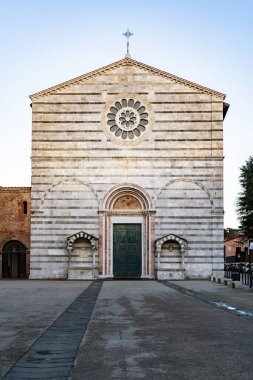 İtalya, Lucca 'da kilisesi olan ortaçağ San Francesco Plaza' sı.