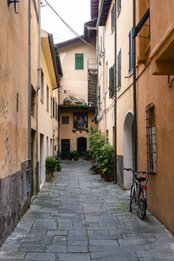 Lucca, İtalya - 17 Kasım 2023: Lucca, İtalya 'da eski rahat bir cadde. Lucca, Toskana 'da bir şehirdir. Lucca ili 'nin başkentidir. İtalya