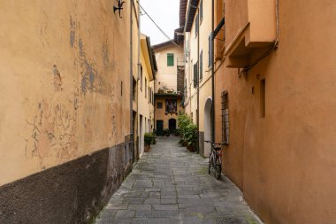 Lucca, İtalya - 17 Kasım 2023: Lucca, İtalya 'da eski rahat bir cadde. Lucca, Toskana 'da bir şehirdir. Lucca ili 'nin başkentidir. İtalya