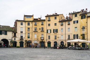 Lucca, İtalya - 19 Kasım 2023: Lucca İtalya 'nın kalbi Piazza dell Anfiteatro' nun manzarası