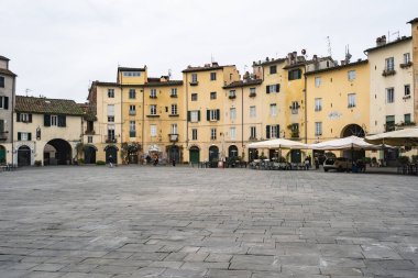 Lucca, İtalya - 19 Kasım 2023: Lucca İtalya 'nın kalbi Piazza dell Anfiteatro' nun manzarası