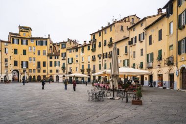 Lucca, İtalya - 19 Kasım 2023: Lucca İtalya 'nın kalbi Piazza dell Anfiteatro' nun manzarası