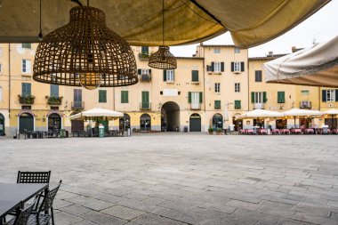 Lucca, İtalya - 19 Kasım 2023: Lucca İtalya 'nın kalbi Piazza dell Anfiteatro' nun manzarası