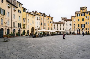 Lucca, İtalya - 19 Kasım 2023: Lucca İtalya 'nın kalbi Piazza dell Anfiteatro' nun manzarası