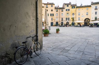 Lucca, İtalya - 19 Kasım 2023: Lucca İtalya 'nın kalbi Piazza dell Anfiteatro' nun manzarası