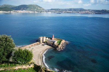 Baia, Napoli, Campania, İtalya. Aragon şatosunun terasından deniz feneri plajı..