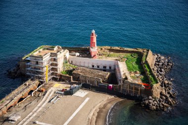 Baia, Napoli, Campania, İtalya. Aragon şatosunun terasından deniz feneri plajı..