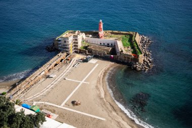 Baia, Napoli, Campania, İtalya. Aragon şatosunun terasından deniz feneri plajı..