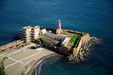 Baia, Napoli, Campania, İtalya. Aragon şatosunun terasından deniz feneri plajı..