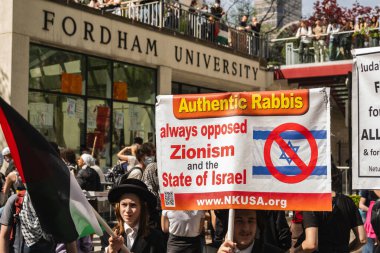 New York Şehri, New York 1 Mayıs 2024: Öğrenciler New York 'taki Fordham Üniversitesi' nde Filistin yanlısı bir gösteriye hitap ediyor.