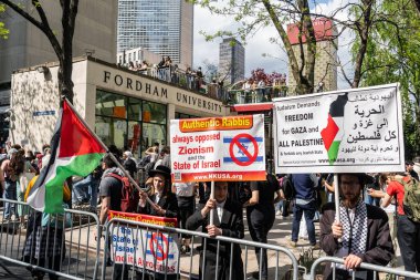 New York Şehri, New York 1 Mayıs 2024: Öğrenciler New York 'taki Fordham Üniversitesi' nde Filistin yanlısı bir gösteriye hitap ediyor.